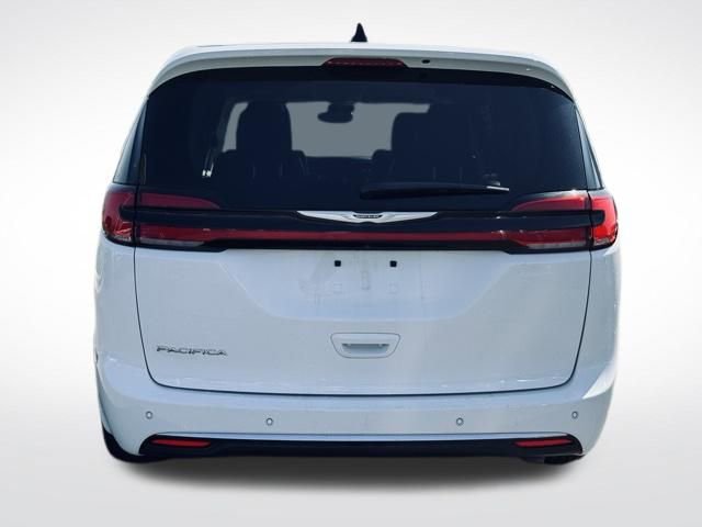 Used 2023 Chrysler Pacifica Touring-L FWD image 7