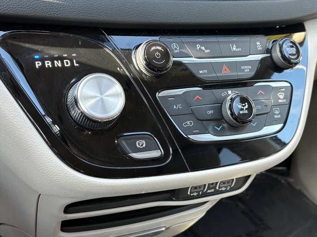 Used 2023 Chrysler Pacifica Touring-L image 21