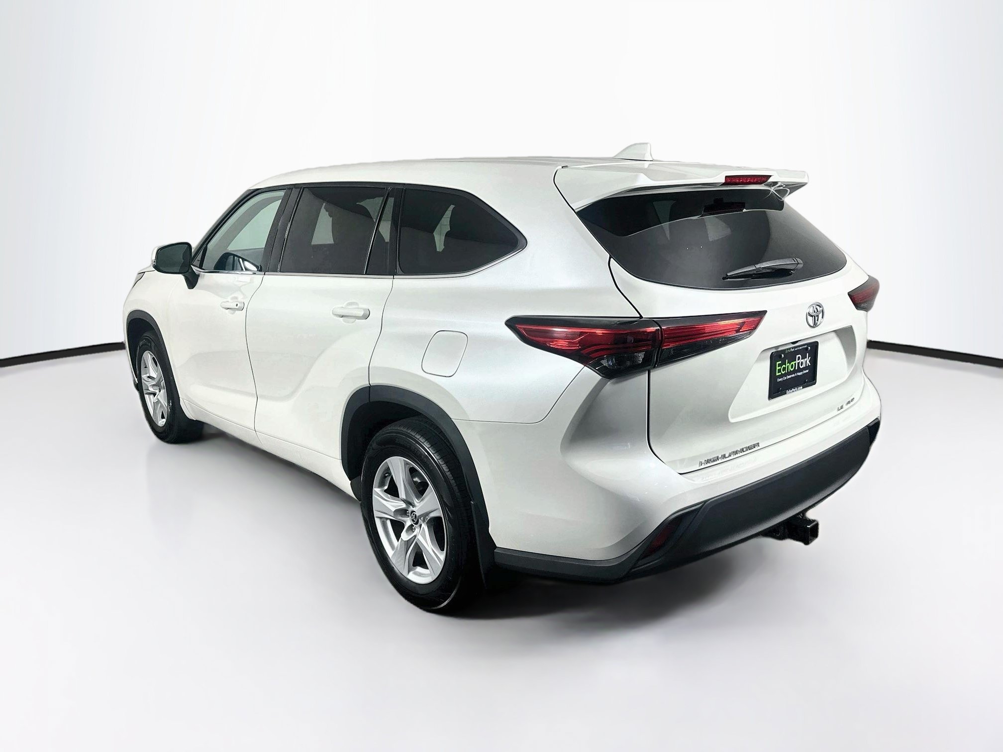 Used 2021 Toyota Highlander LE AWD/4WD image 5