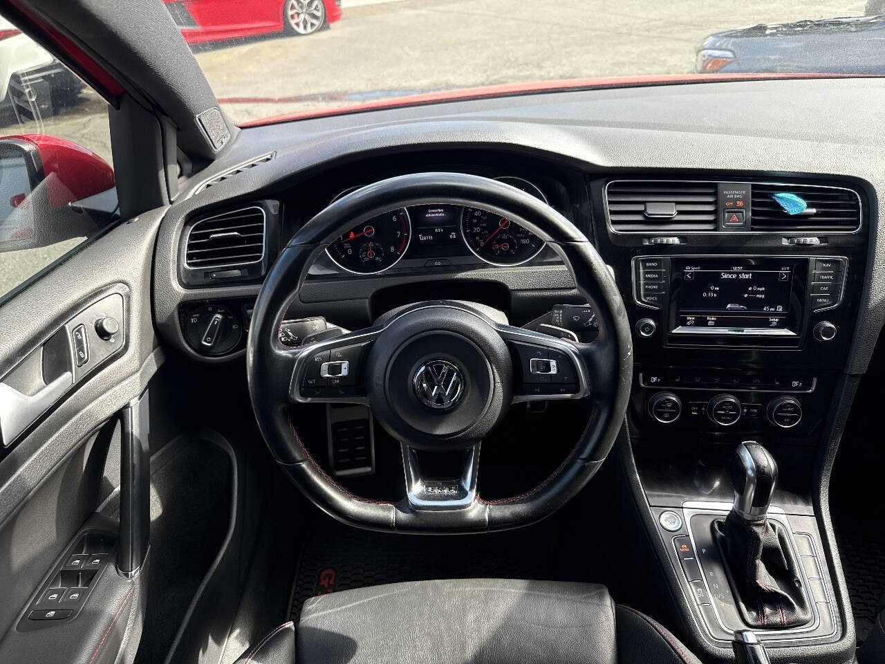 Used 2015 Volkswagen Golf 4-Door image 25