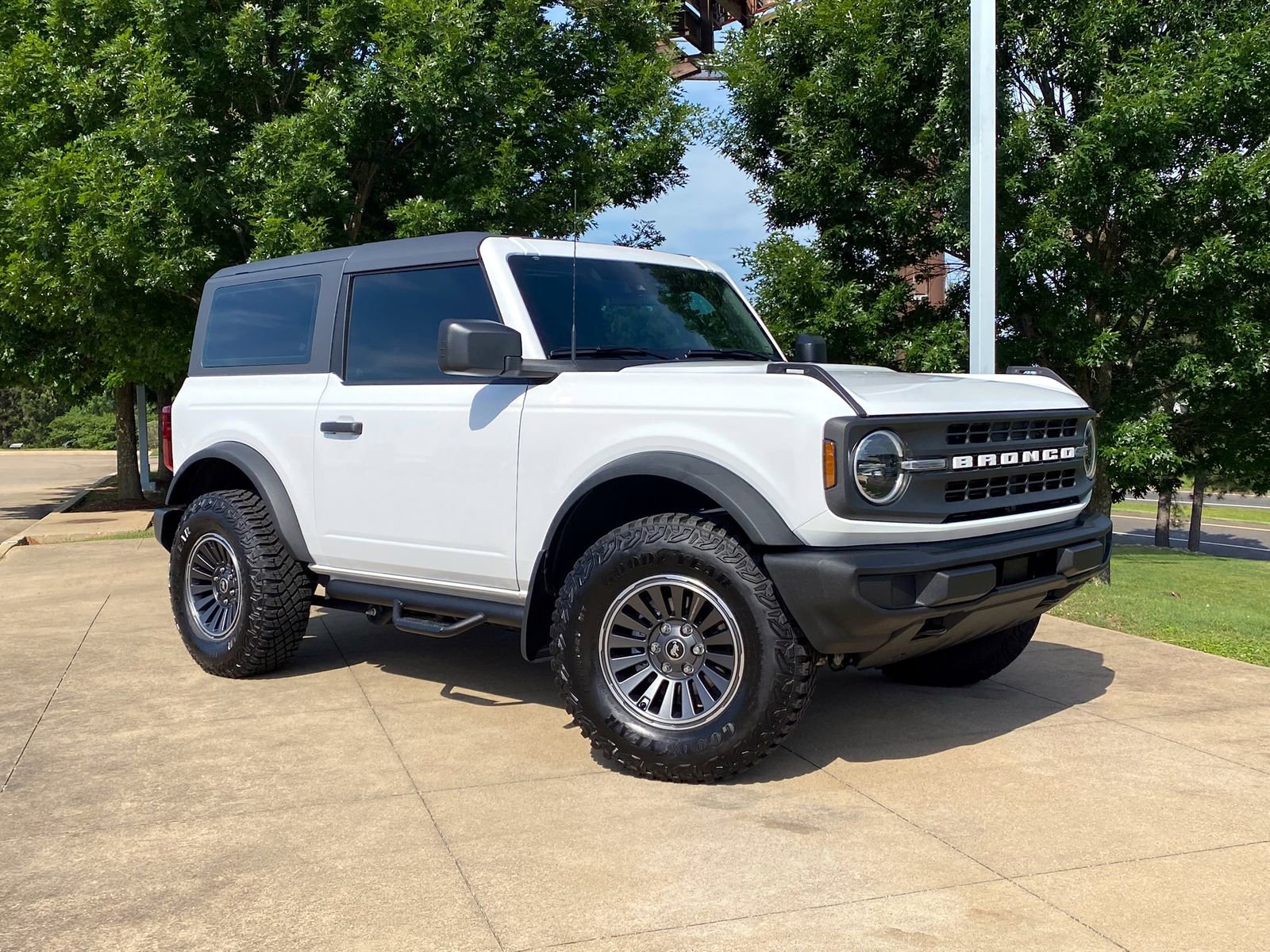 Used 2025 Ford Bronco 2-Door AWD/4WD image 1