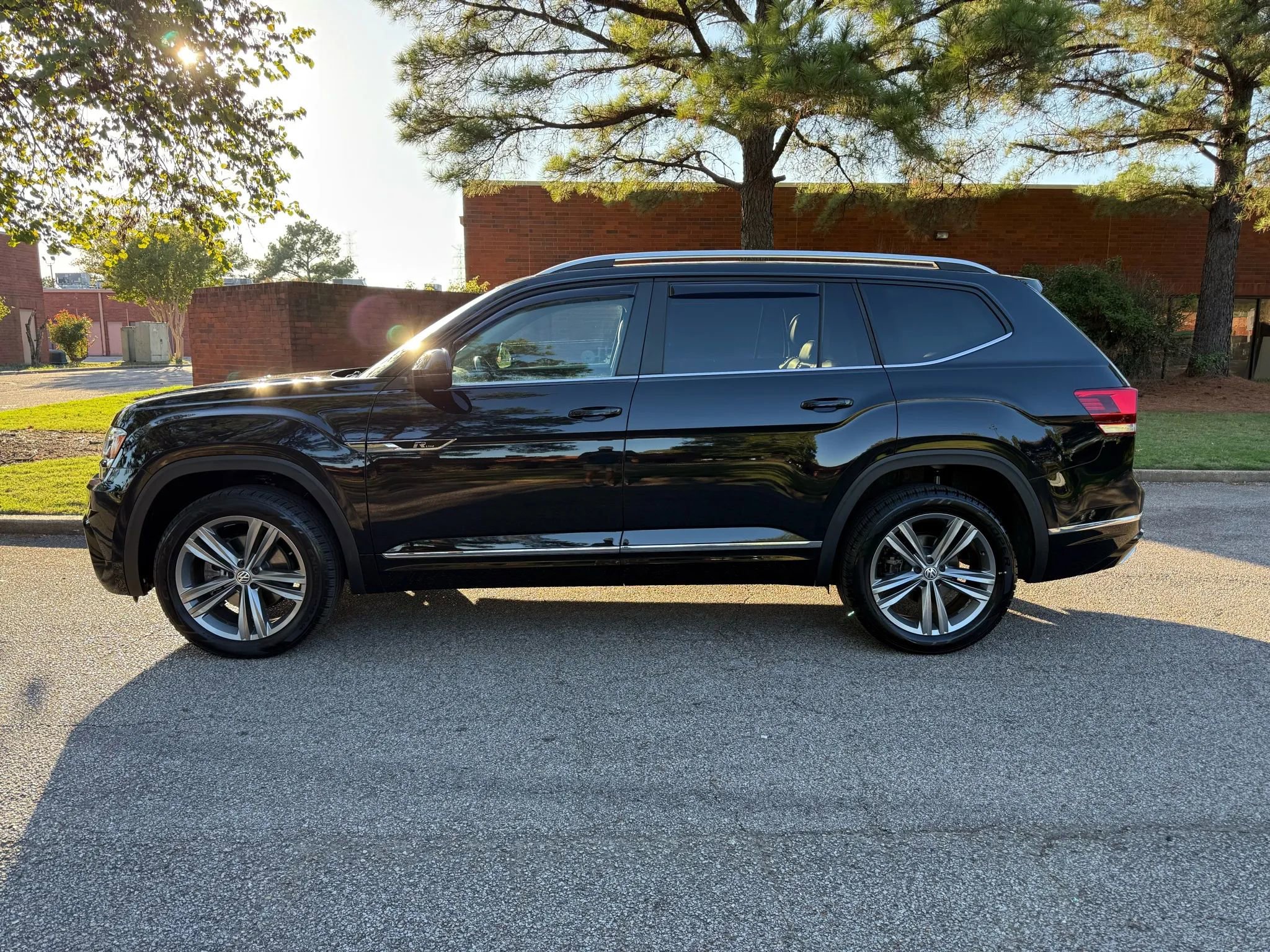 Used 2019 Volkswagen Atlas SE w/ Panoramic Sunroof Package image 2