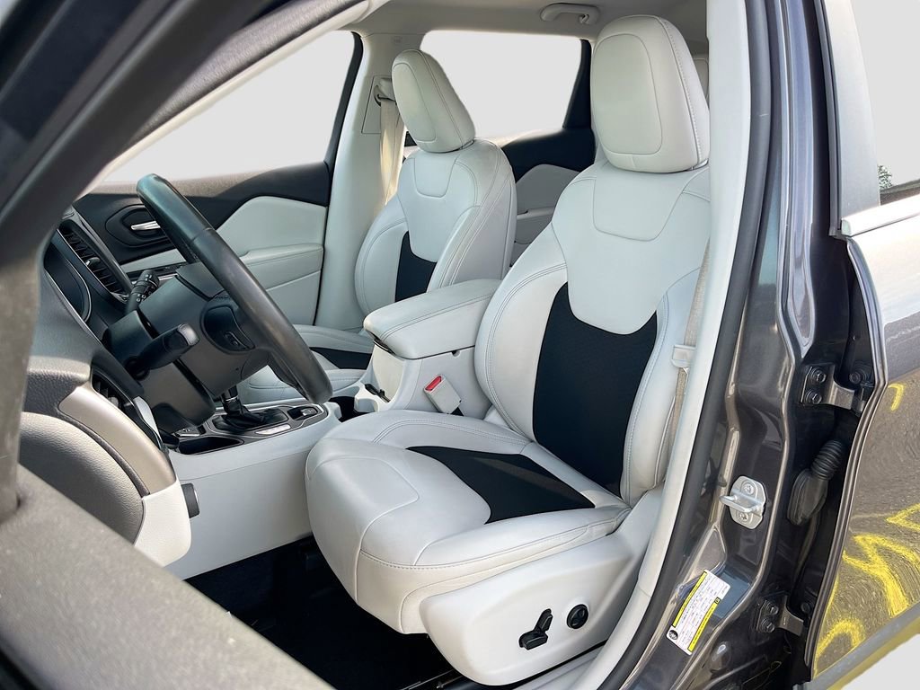 Certified 2020 Jeep Cherokee Latitude Plus w/ Comfort/Convenience Group FWD image 19