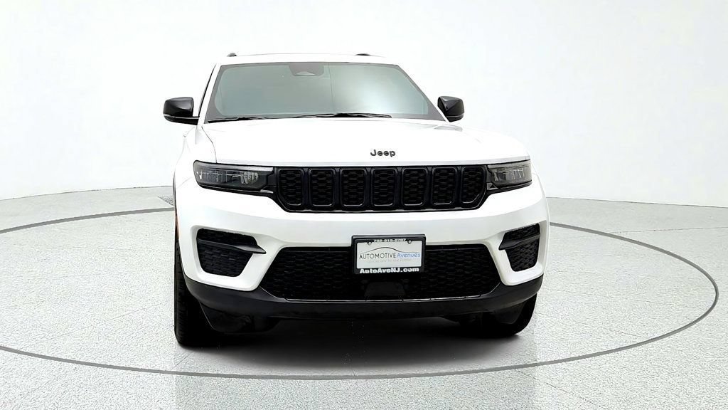 Used 2025 Jeep Grand Cherokee Altitude AWD/4WD image 2