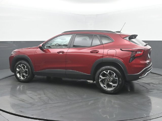 Used 2024 Chevrolet Trax LT w/ Sunroof Package FWD image 3
