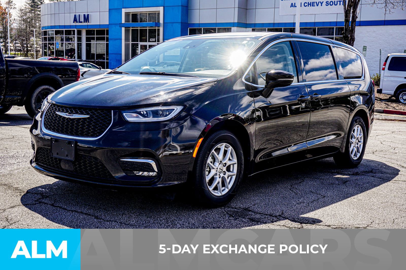 Used 2024 Chrysler Pacifica Touring-L image 5