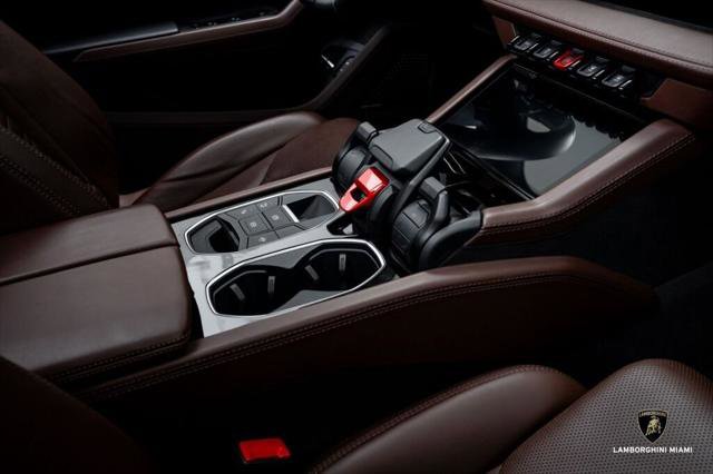 Used 2025 Lamborghini Urus SE image 46