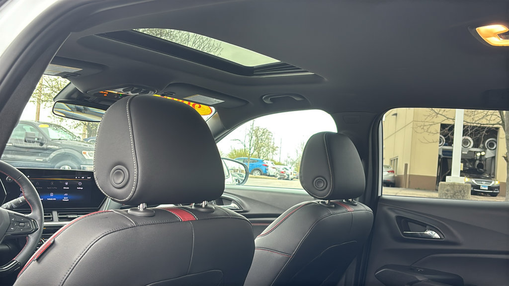 Used 2025 Chevrolet Trax RS w/ Sunroof Package FWD image 32