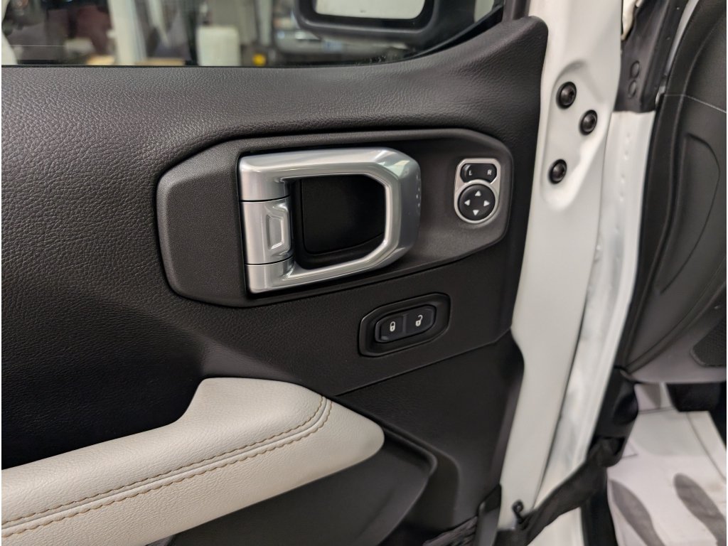 Used 2022 Jeep Wrangler Unlimited Sahara AWD/4WD image 8