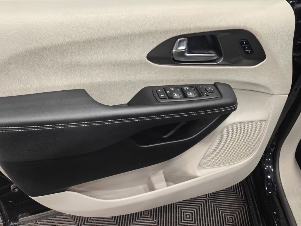 Used 2024 Chrysler Pacifica Touring-L image 52