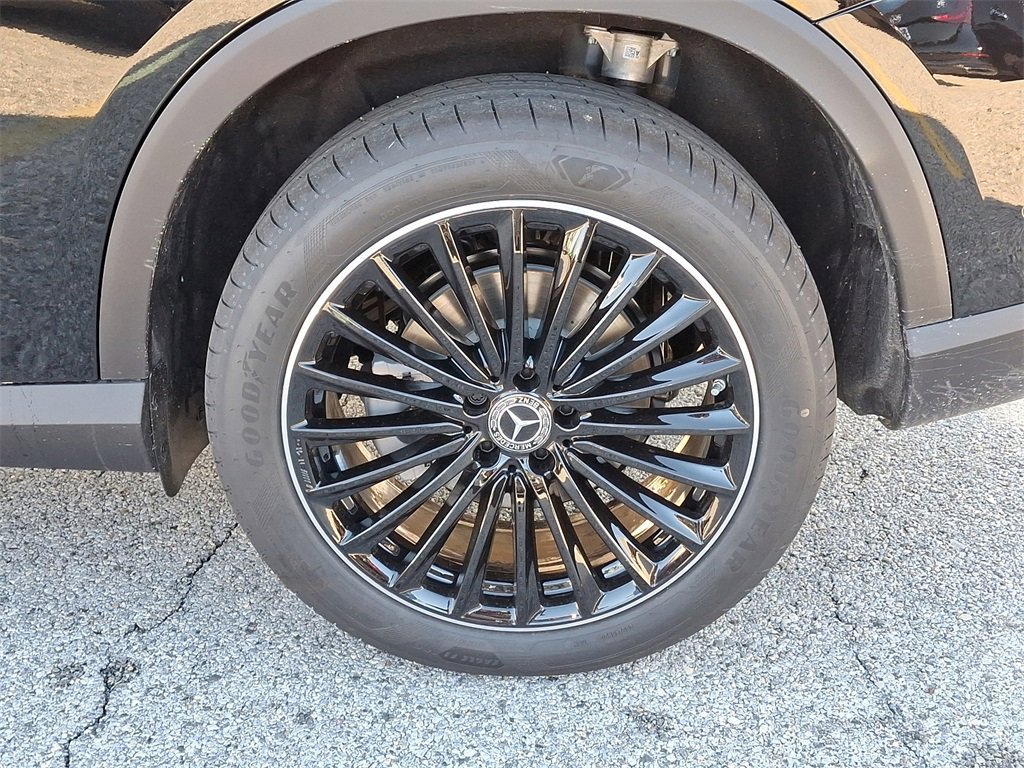 Used 2025 Mercedes-Benz GLC 300 4MATIC image 5