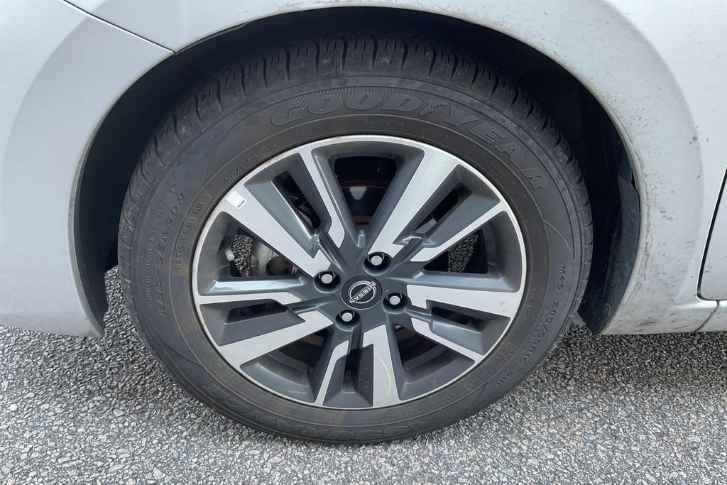 Used 2025 Nissan Versa SV FWD image 9