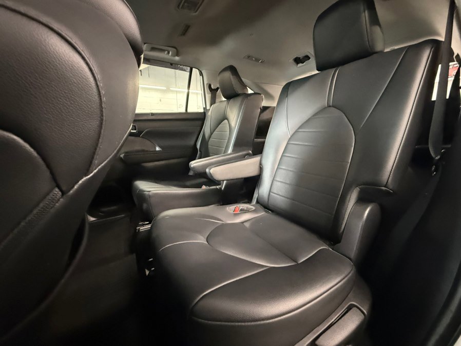 Used 2021 Toyota Highlander XLE AWD/4WD image 37