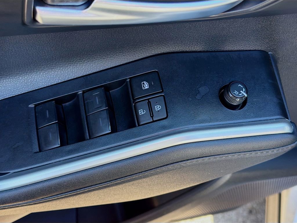 Used 2024 Toyota Highlander XLE image 25