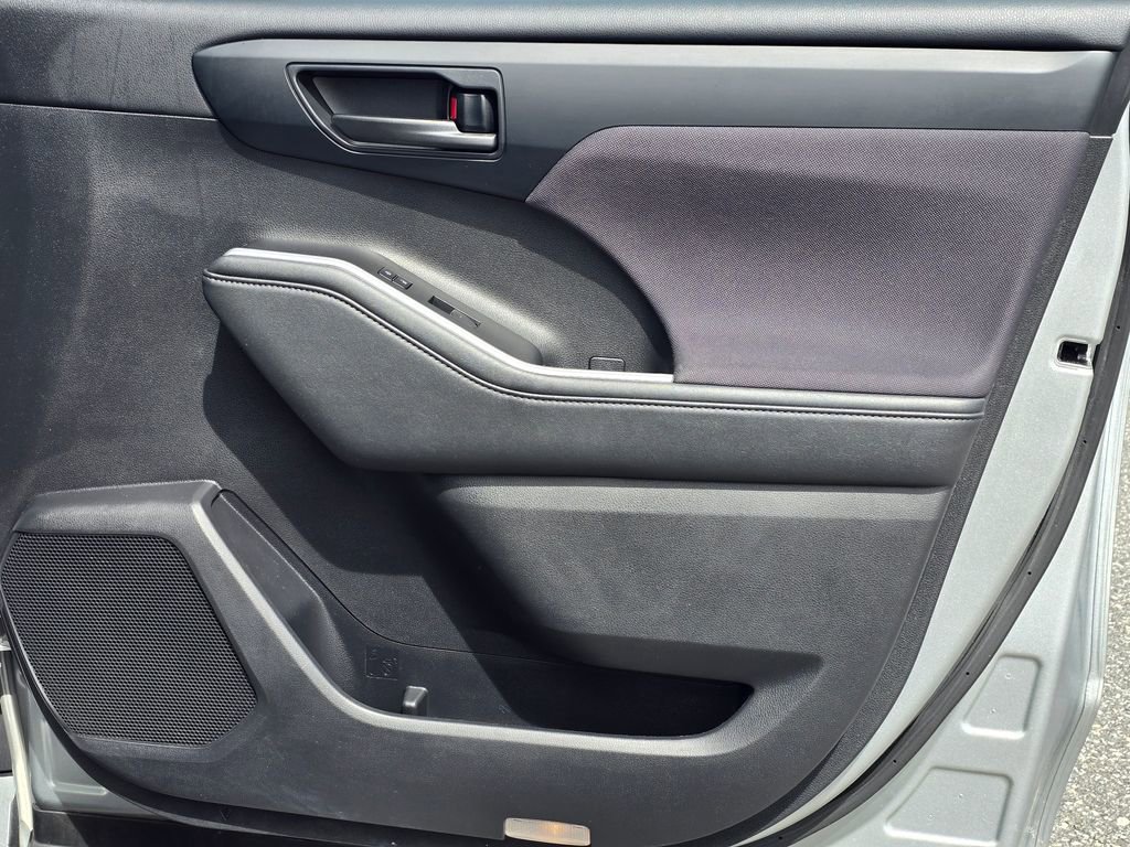 Used 2021 Toyota Highlander LE image 44