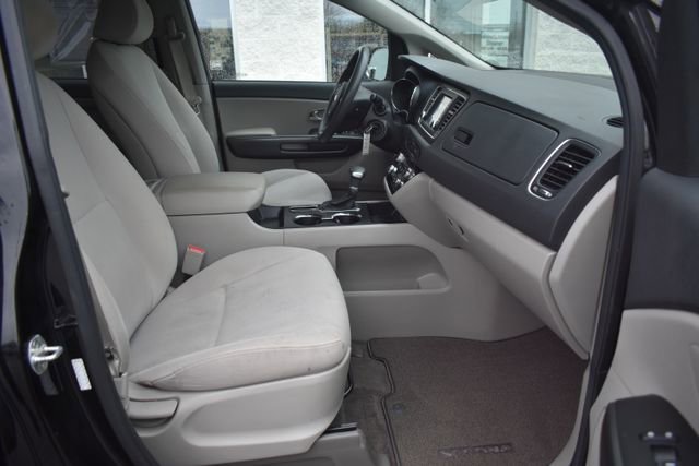 Used 2019 Kia Sedona LX image 39