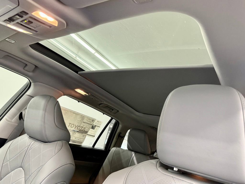Used 2026 Toyota Highlander Platinum image 24