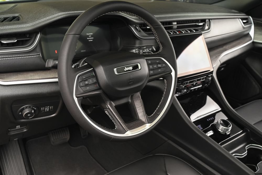 Used 2025 Jeep Grand Cherokee L Limited AWD/4WD image 12