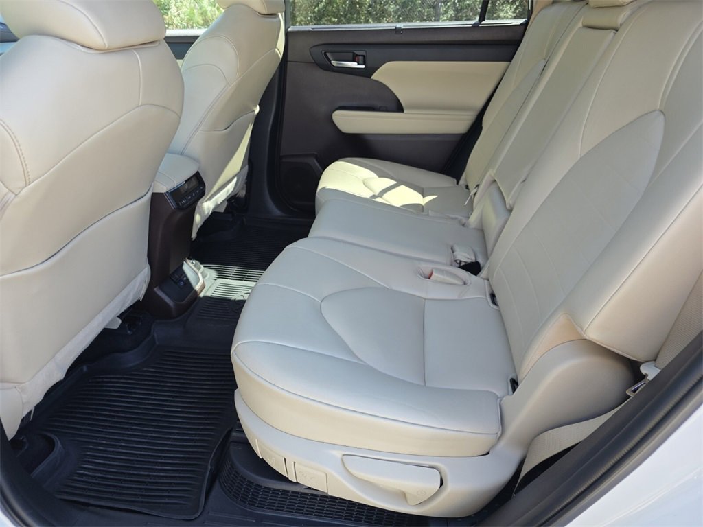 Certified 2022 Toyota Highlander XLE image 24