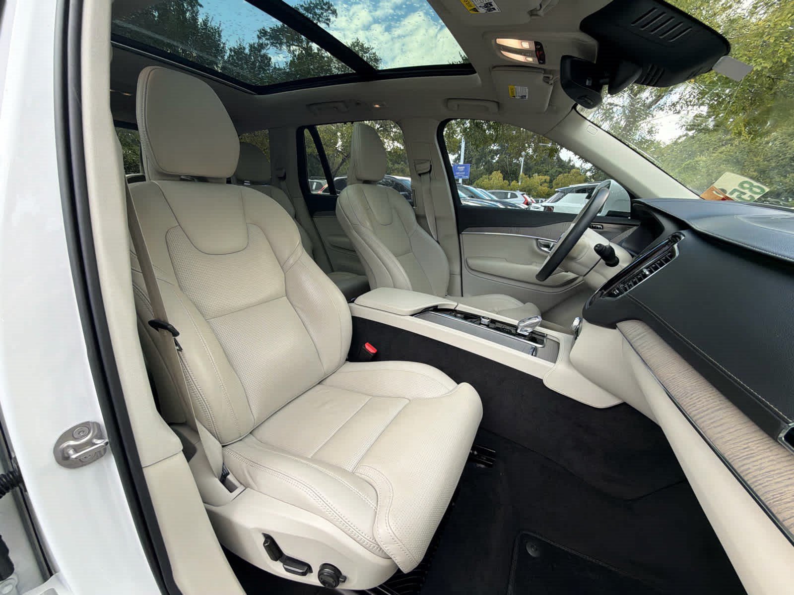 Certified 2025 Volvo XC90 T8 Ultra w/ Protection Package Premier AWD/4WD image 18