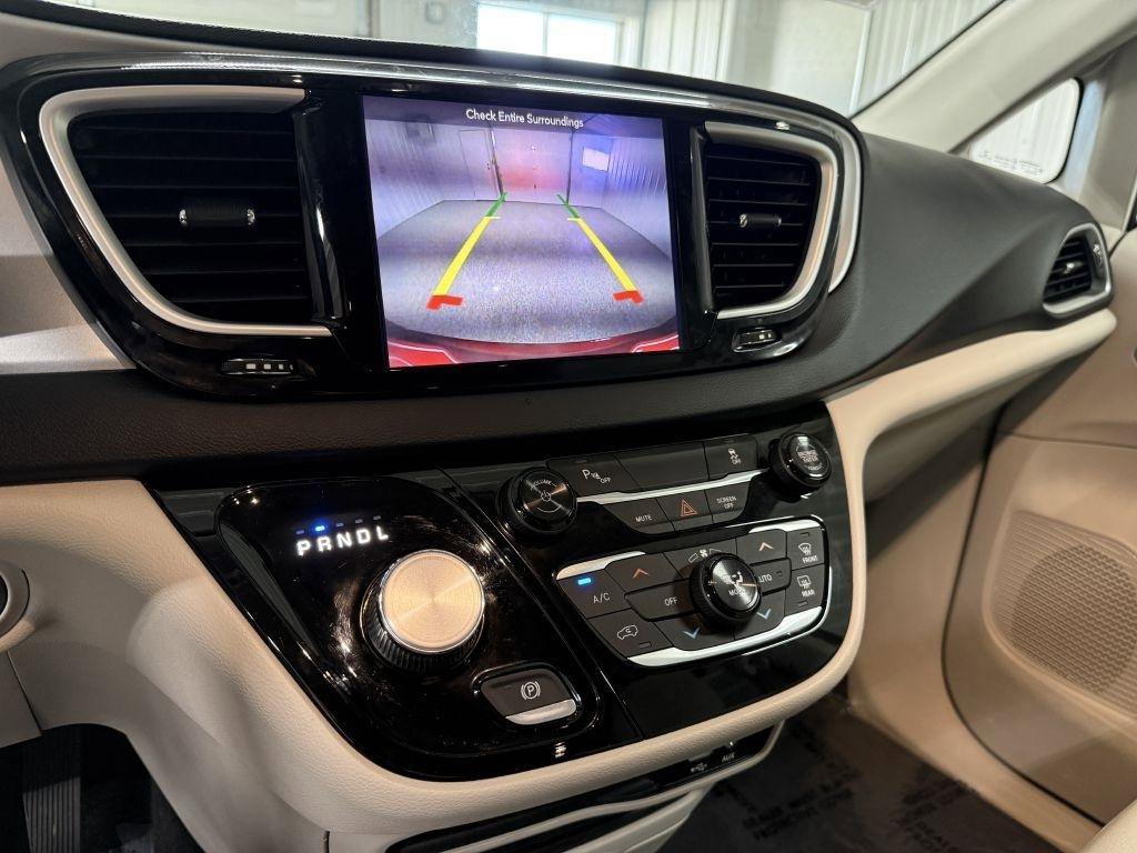 Used 2018 Chrysler Pacifica Touring Plus image 17