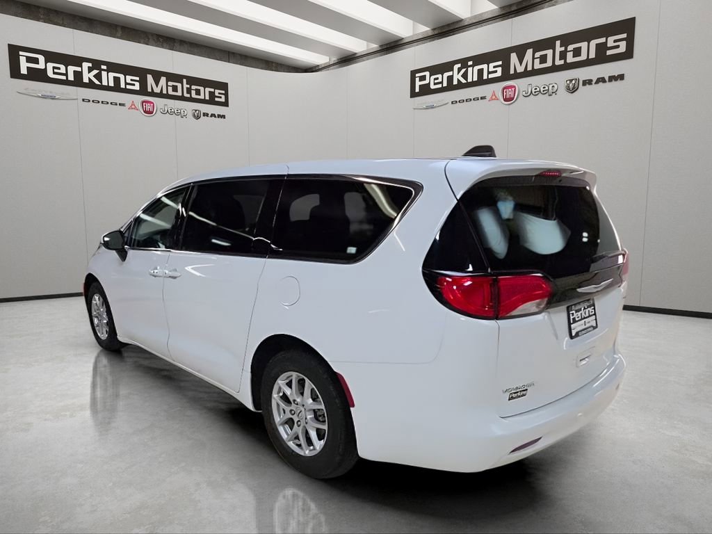 Used 2023 Chrysler Voyager LX image 3