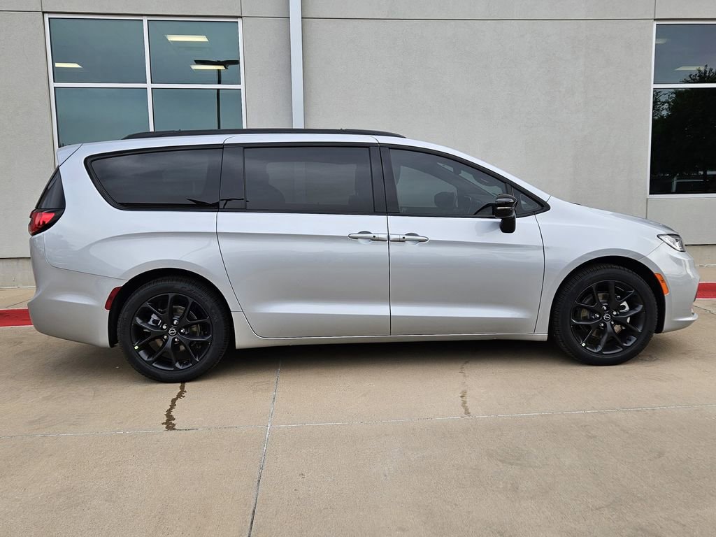 New 2026 Chrysler Pacifica Limited FWD image 2