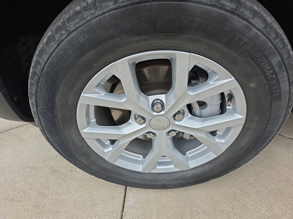 Used 2023 Jeep Grand Cherokee Limited image 11