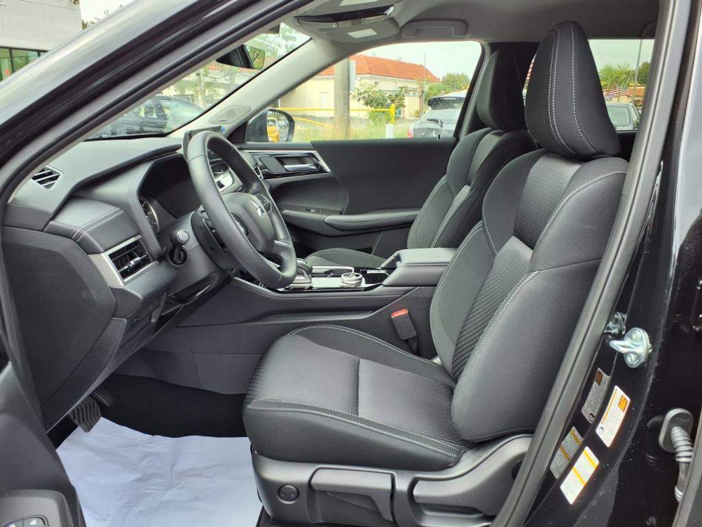 New 2025 Mitsubishi Outlander ES image 11