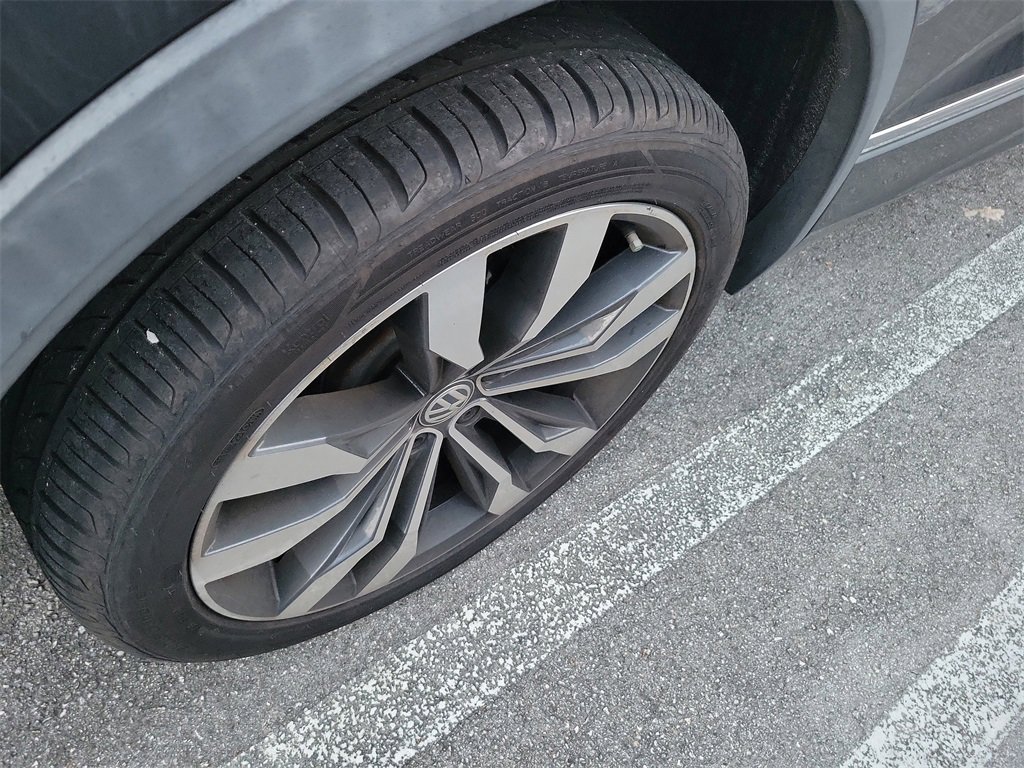 Used 2018 Volkswagen Tiguan SEL Premium w/ R-Line Package image 12