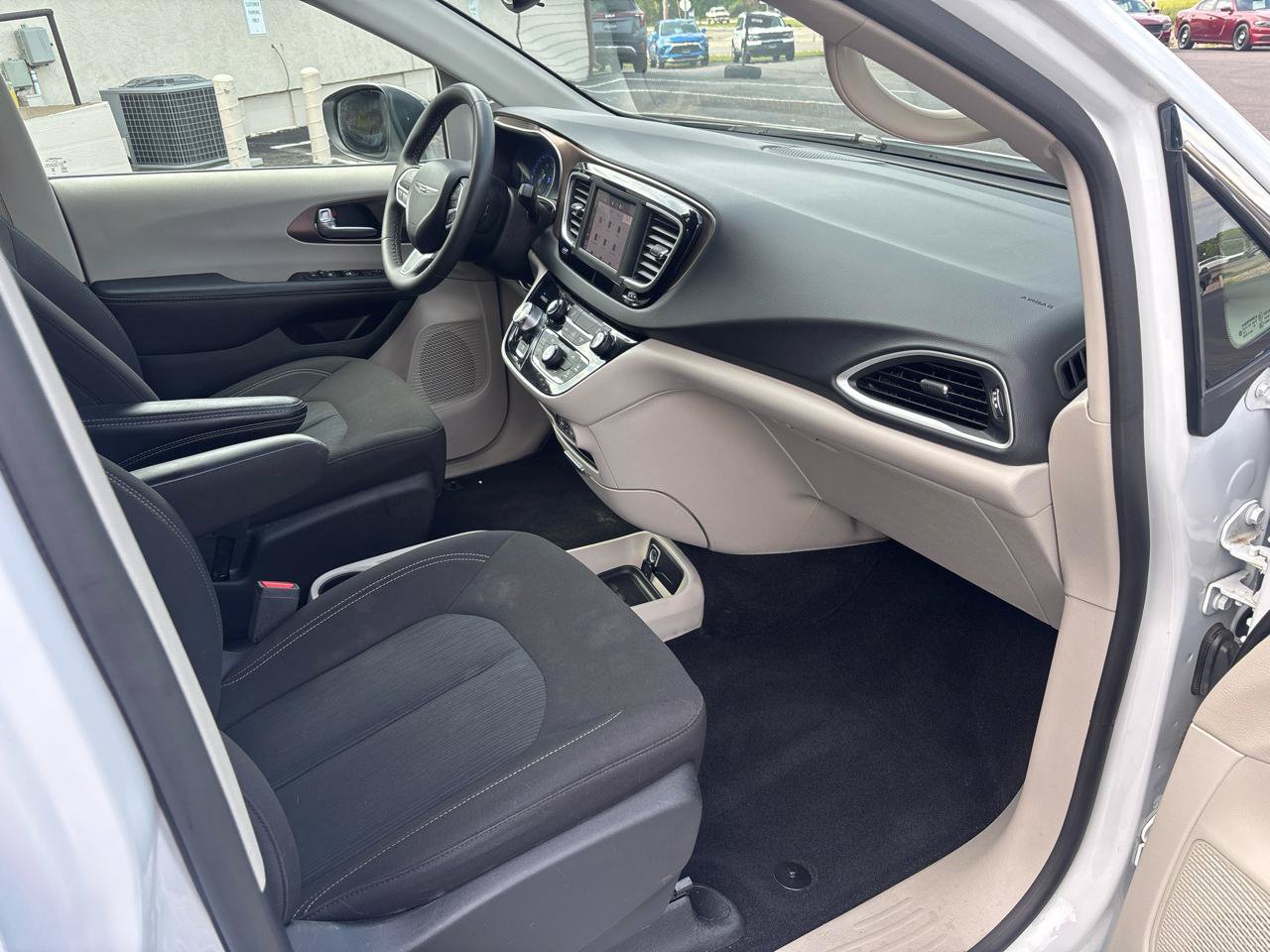 Used 2024 Chrysler Voyager LX FWD image 33