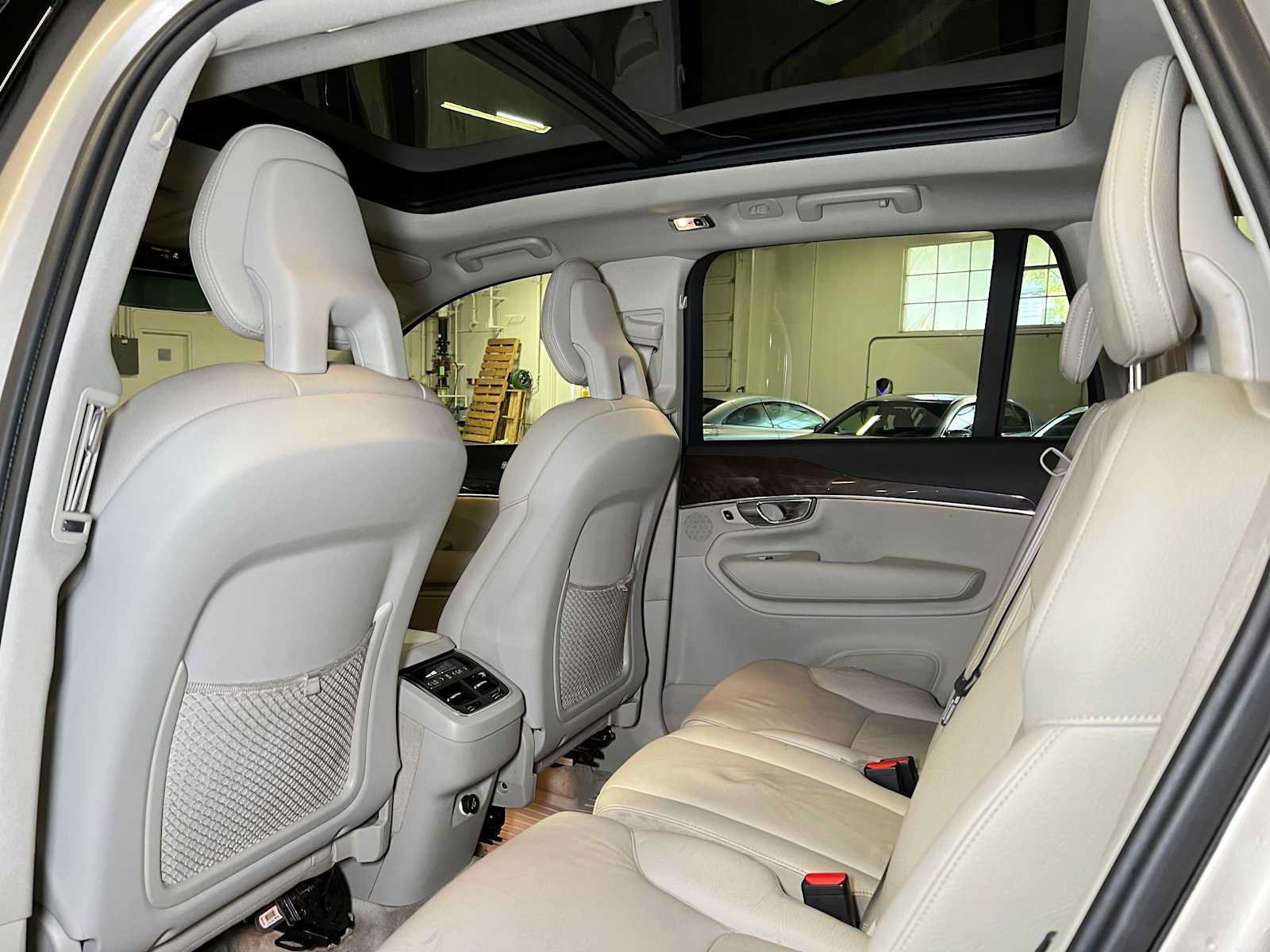 Used 2016 Volvo XC90 T6 Momentum w/ Momentum Plus Package AWD/4WD image 20