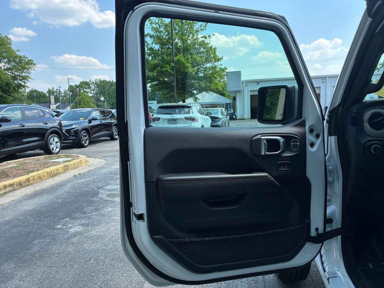 Used 2025 Jeep Wrangler Unlimited Sahara AWD/4WD image 18