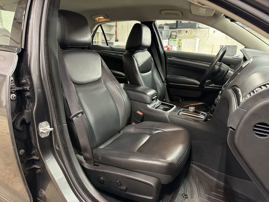 Used 2021 Chrysler 300 Touring L image 28