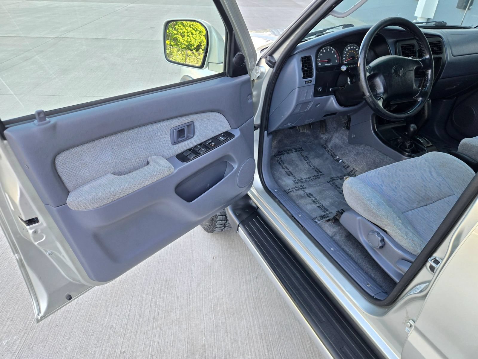 Used 2000 Toyota 4Runner SR5 w/ Upgrade Value Pkg 4 AWD/4WD image 10