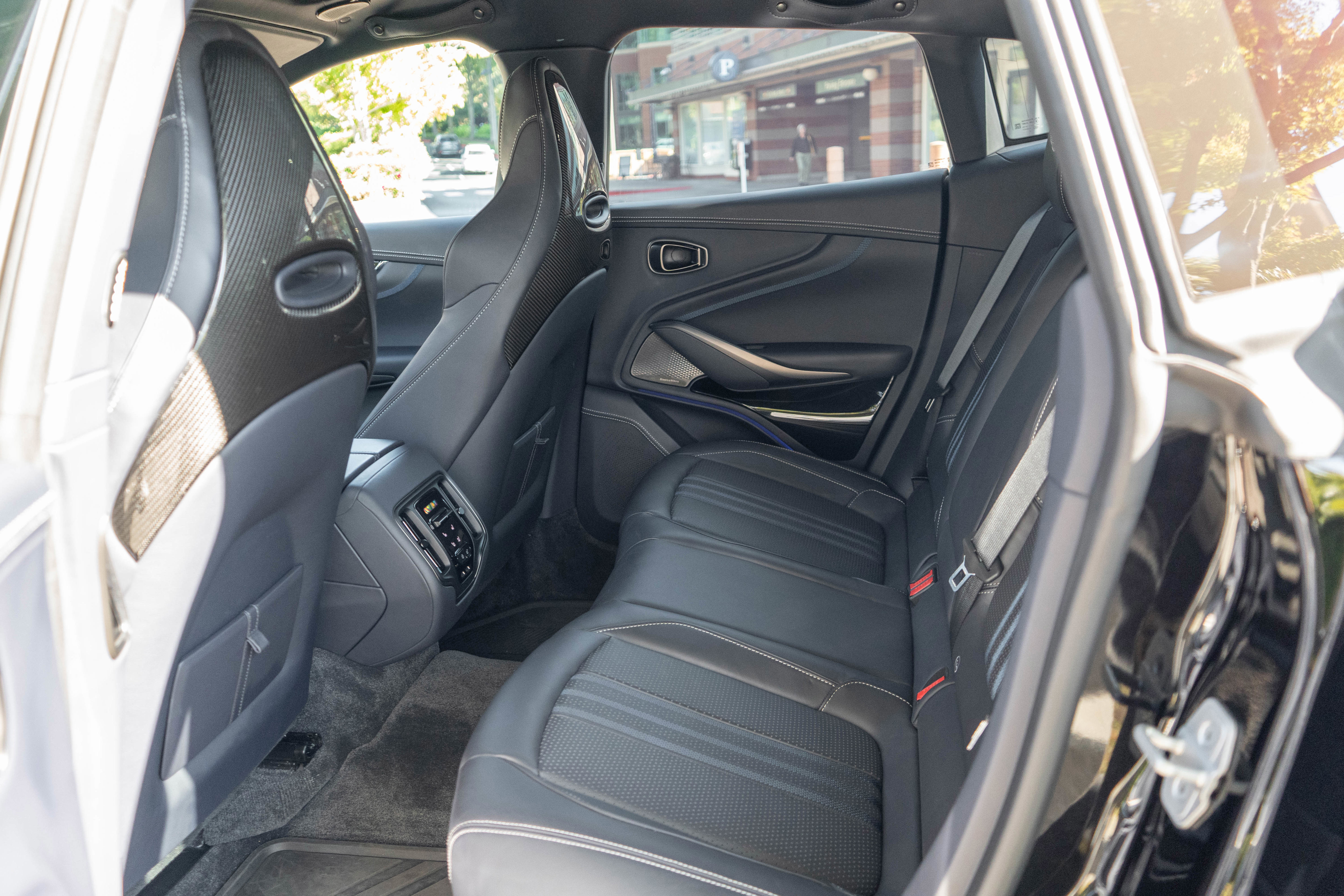 Used 2025 Aston Martin DBX 707 image 31