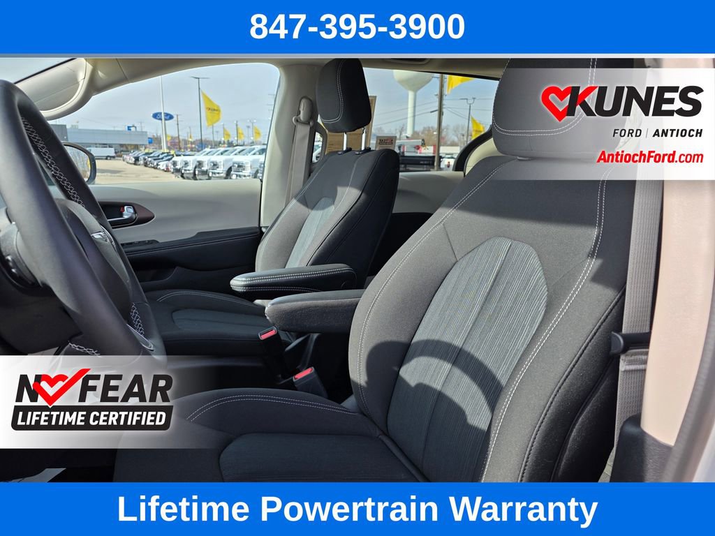 Used 2023 Chrysler Voyager LX image 16