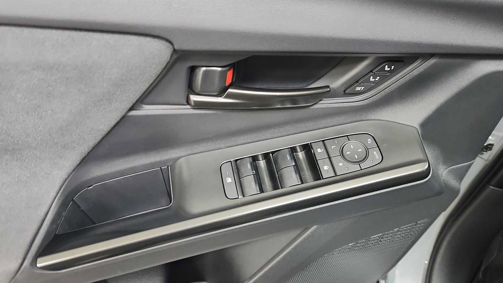 Used 2026 Toyota C-HR AWD/4WD image 15