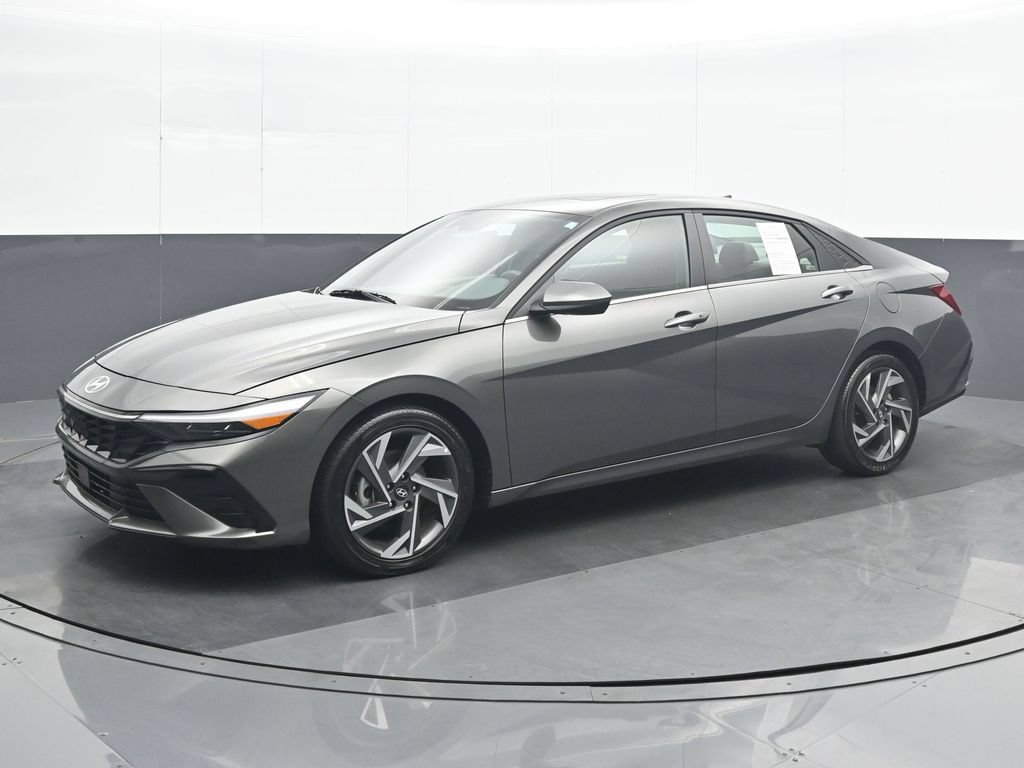 Used 2025 Hyundai Elantra SEL FWD image 2