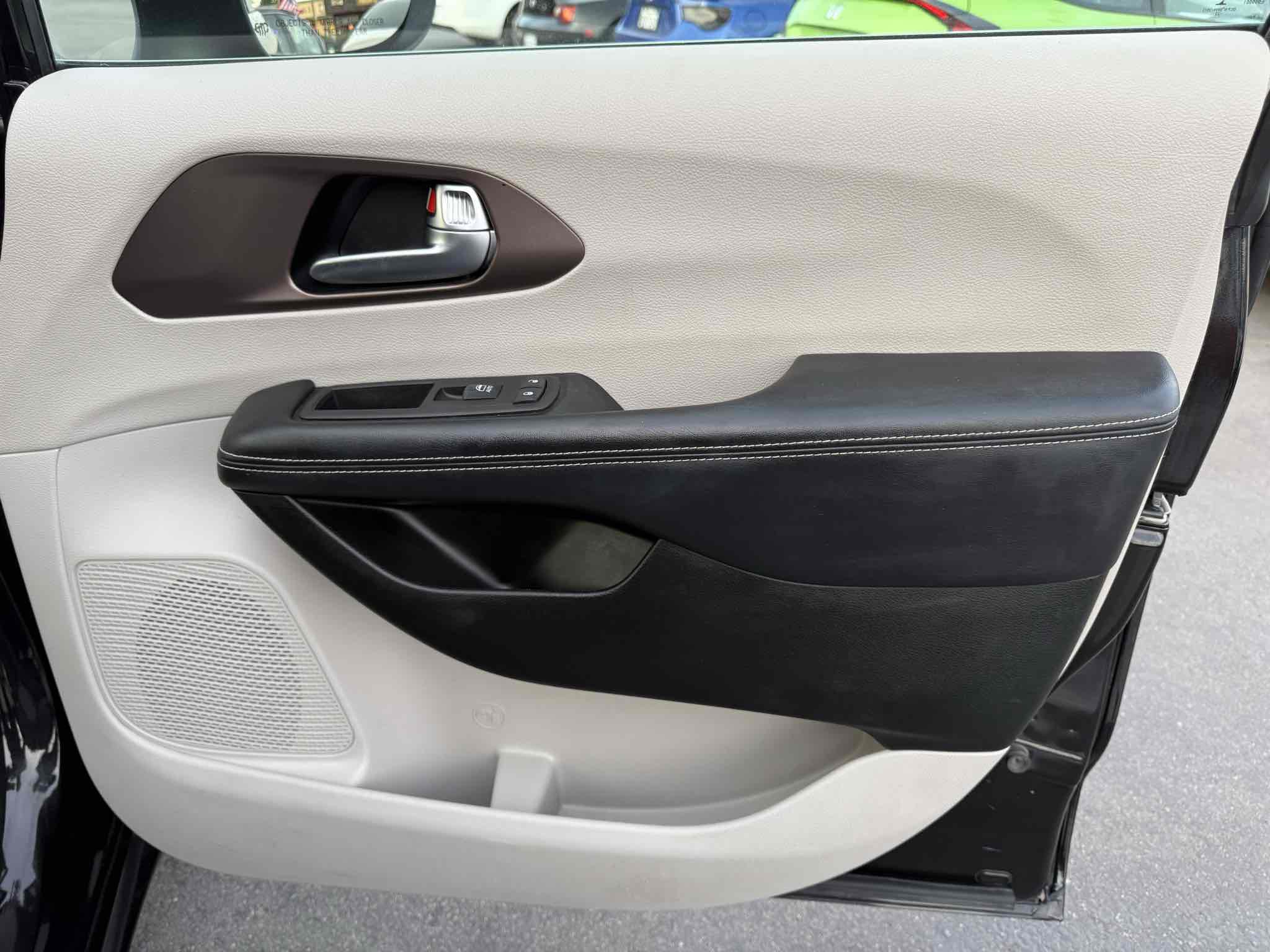 Used 2023 Chrysler Voyager LX image 15