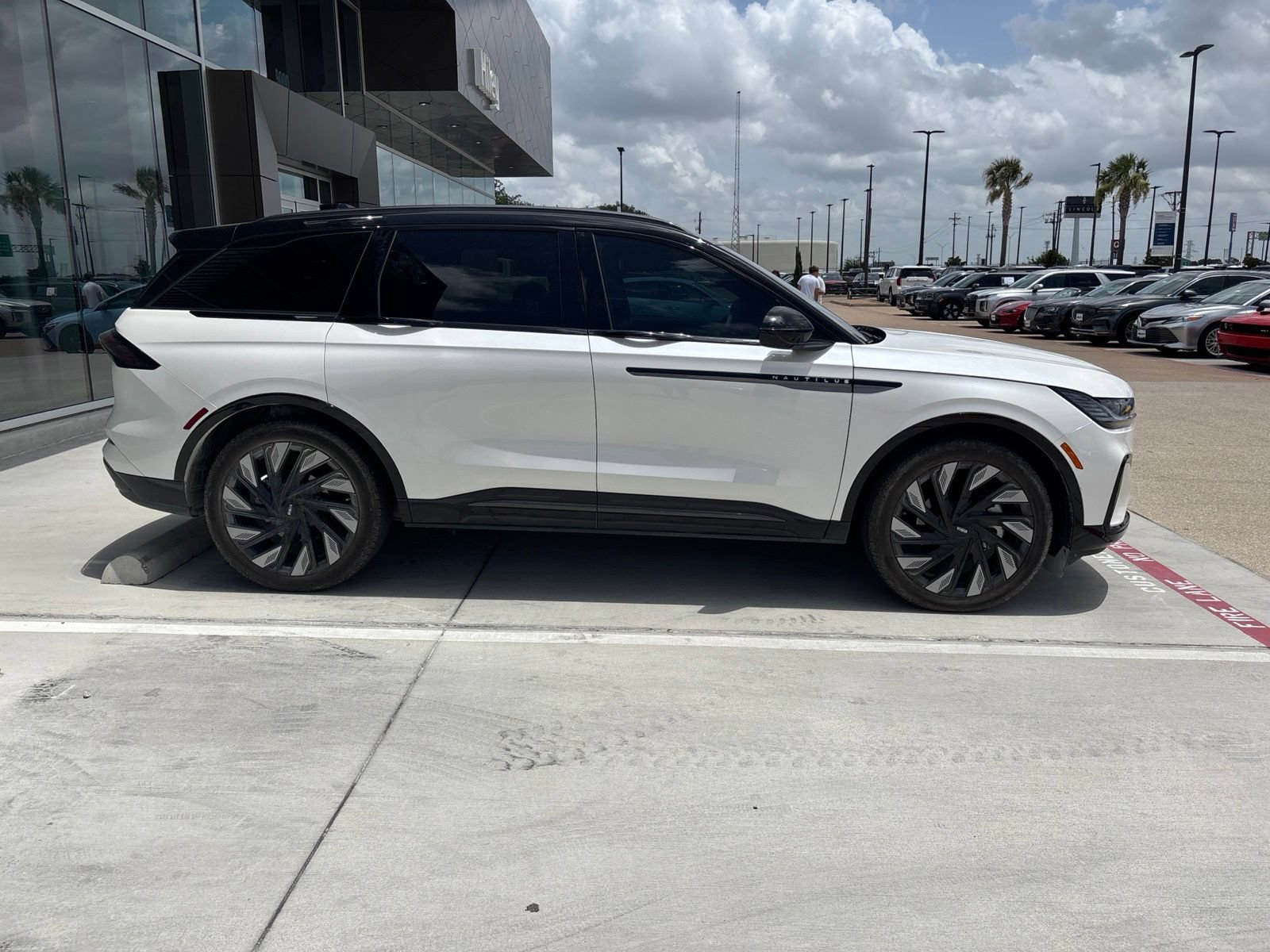 Used 2025 Lincoln Nautilus Reserve AWD/4WD image 4