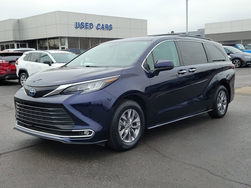 Used 2022 Toyota Sienna XLE image 8