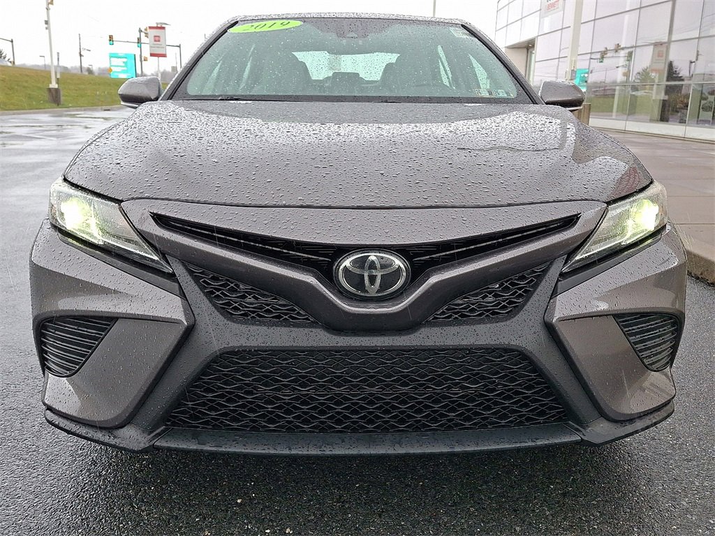 Used 2019 Toyota Camry SE image 3