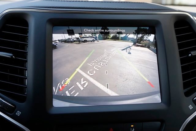 Used 2022 Jeep Cherokee Latitude w/ Sun & Sound Group AWD/4WD image 23