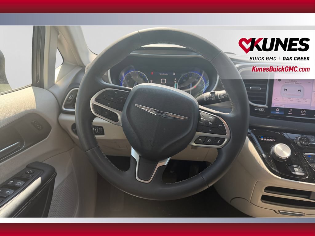 Used 2023 Chrysler Pacifica Touring-L FWD image 15
