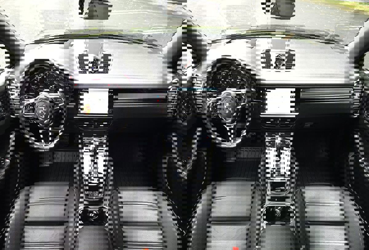 Used 2023 Porsche Cayenne Platinum Edition image 10