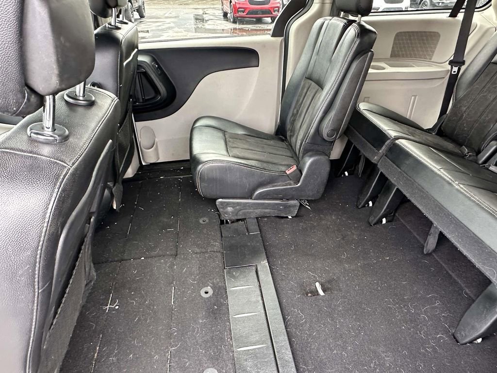 Used 2019 Dodge Grand Caravan SXT image 12