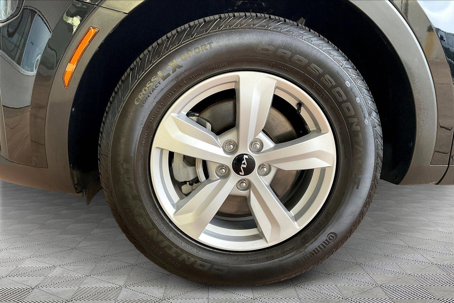 Used 2025 Kia Sorento LX image 32