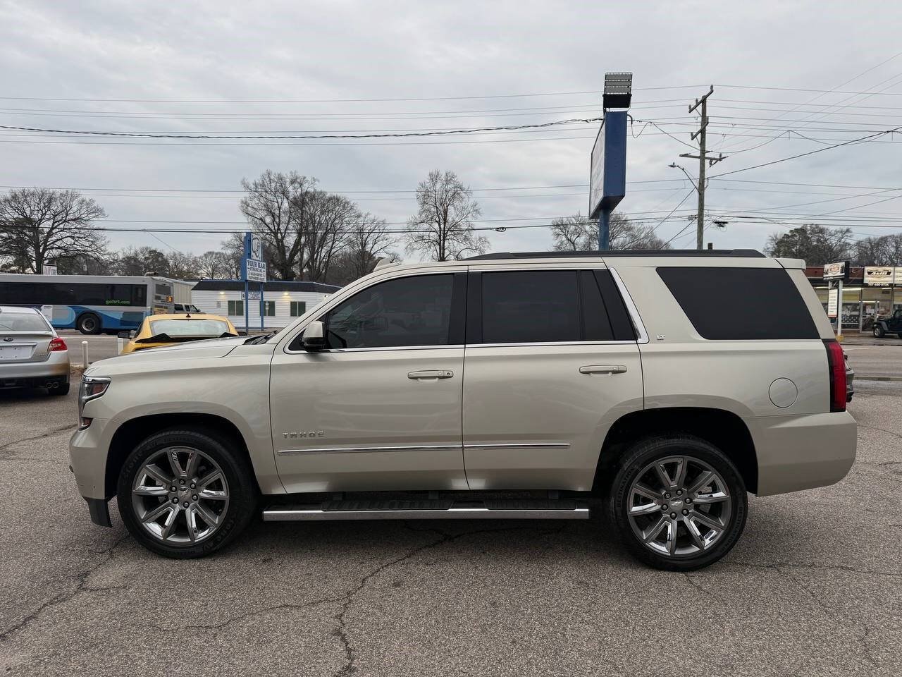 Used 2017 Chevrolet Tahoe LT w/ LT Signature Package RWD image 2