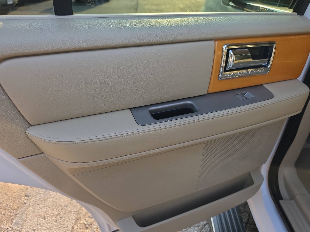 Used 2010 Lincoln Navigator 4WD image 20